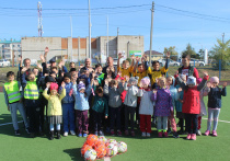 Новые мячи вручили футбольной секции школы поселка Чигири
