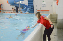 Младшеклассников пятой школы Благовещенска бесплатно учат плавать