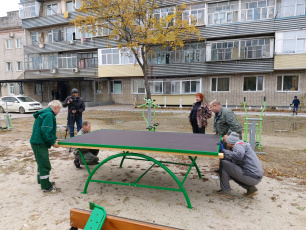 В отдаленных районах областной столицы установили уличные теннисные столы