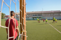 Футбол вместо физкультуры: Детская футбольная лига проводит бесплатные летние занятия на пришкольных стадионах