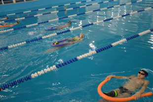 «Веселые старты» провели для юных участников первого форума по плаванию
