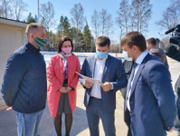Министр по физической культуре и спорту оценил ход работ по капремонту стадиона в селе Ивановка