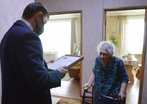 95-летнюю труженицу тыла из Благовещенска с юбилейным днем рождения поздравил министр спорта области Дмитрий Кутека
