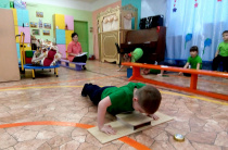 6-ти летние воспитанники детского сада №7 пгт Серышево выполняют нормативы испытаний комплекса ГТО