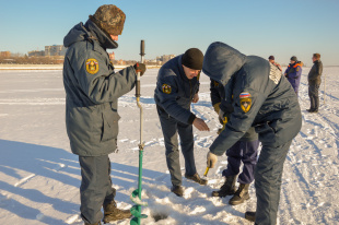 Специалисты ГИМС обследовали лед Амура