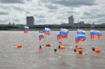 Миля в честь физкультурников: амурские пловцы устроили флэшмоб на пограничной реке