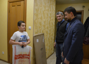 Маленький благовещенец получил подарок к 23 февраля 